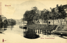 2446 Gezicht op de Stadsbuitengracht te Utrecht met rechts en op de achtergrond enkele huizen aan de Wittevrouwensingel.